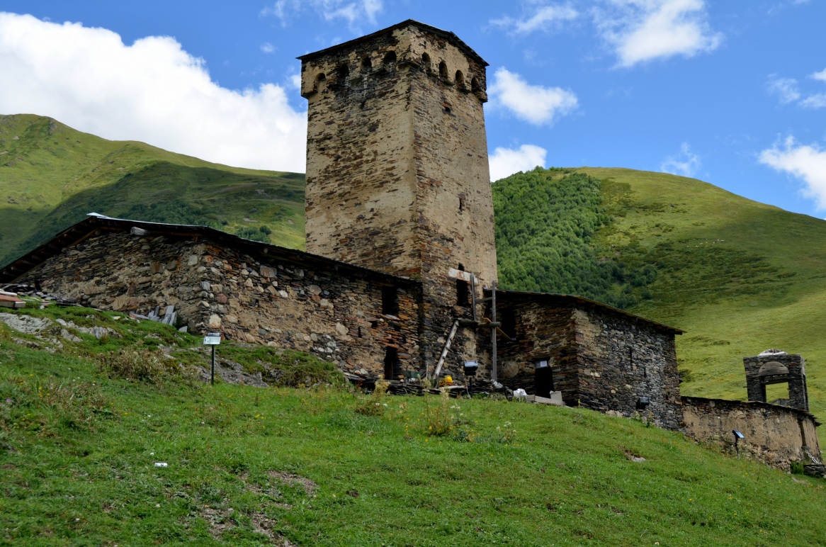 Al norte del conjunto de pueblos se halla la Iglesia Lamaria (o de la Virgen María) que data del siglo XII