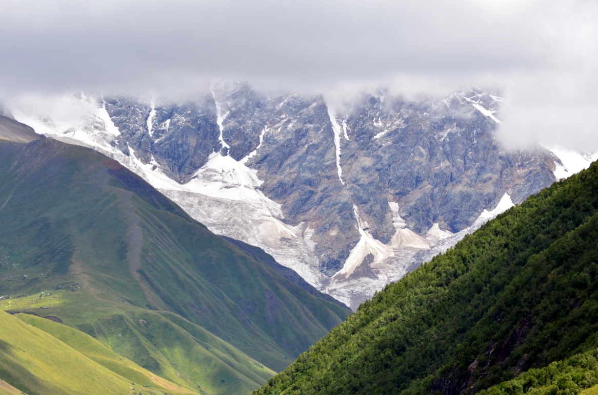 El glaciar Shkhara, a una escasa distancia de la frontera con Rusia